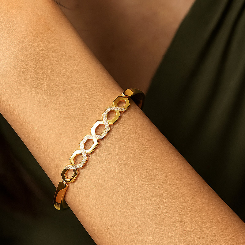 Elegant 18K Gold-Plated Hexagon Pattern Bangle Bracelet for Women – Premium Cubic Zirconia Accents, Modern Geometric Design, Lightweight & Durable Imitation Jewellery – Perfect for Parties, Weddings & Gifting