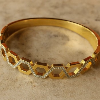 Elegant 18K Gold-Plated Hexagon Pattern Bangle Bracelet for Women – Premium Cubic Zirconia Accents, Modern Geometric Design, Lightweight & Durable Imitation Jewellery – Perfect for Parties, Weddings & Gifting