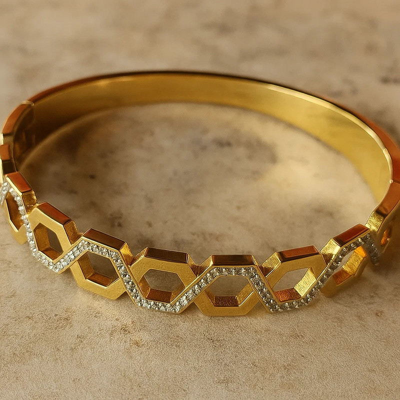Elegant 18K Gold-Plated Hexagon Pattern Bangle Bracelet for Women – Premium Cubic Zirconia Accents, Modern Geometric Design, Lightweight & Durable Imitation Jewellery – Perfect for Parties, Weddings & Gifting