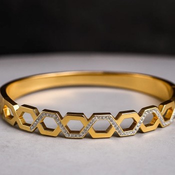 Elegant 18K Gold-Plated Hexagon Pattern Bangle Bracelet for Women – Premium Cubic Zirconia Accents, Modern Geometric Design, Lightweight & Durable Imitation Jewellery – Perfect for Parties, Weddings & Gifting